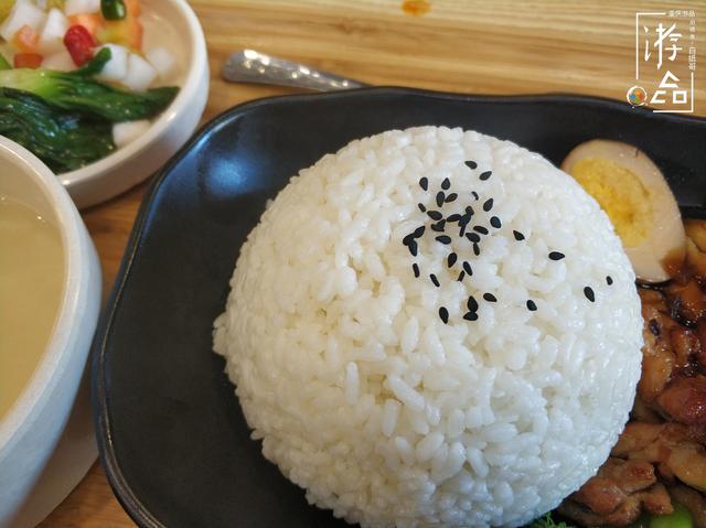 日本的饭上面撒的像芝麻的是什么？