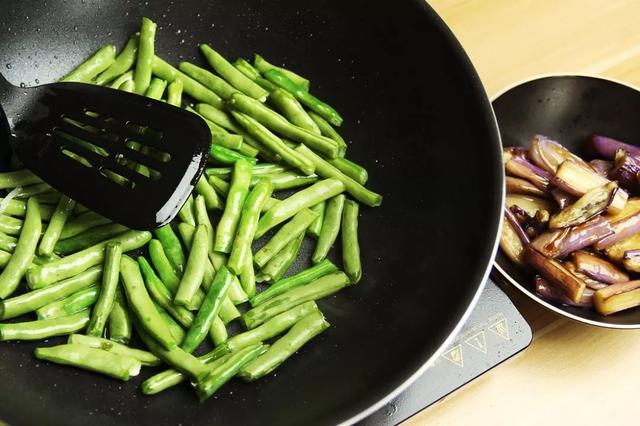 炒菜加什么不变色，炒青菜如何保持得翠绿