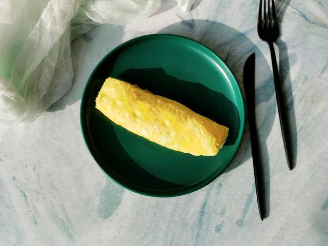 蛋黄黄油可以做什么吃的，黄油煎鸡蛋怎么做