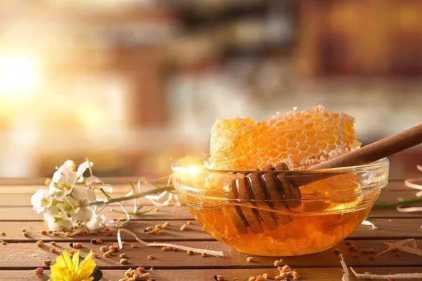 蜂糖不能和什么同服，秋天喝蜂蜜