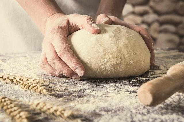 做面包为什么要用高筋面粉，面包粉是低筋粉还是高筋粉