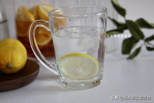 柠檬片用什么水泡，柠檬水的正确泡法有什么功能