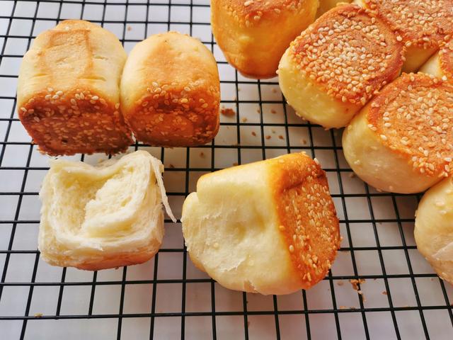 面包什么时候刷蜂蜜，脆底蜂蜜小面包的做法窍门