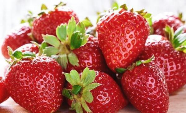 吸草莓有什么好处，草莓不能给孩子吃吗
