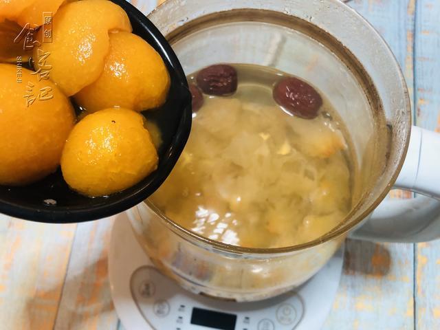 银耳大枣枸杞加冰糖熬汤补什么，熬了半天的汤,营养全在汤里