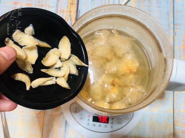 银耳大枣枸杞加冰糖熬汤补什么，熬了半天的汤,营养全在汤里
