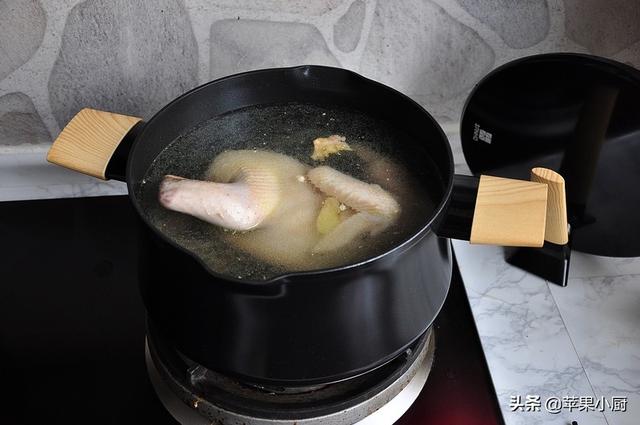 熬鸡汤什么时候放盐，熬鸡汤什么时候放盐最合适