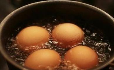 煮鸡蛋什么时候放，鸡蛋煮几分熟最有营养
