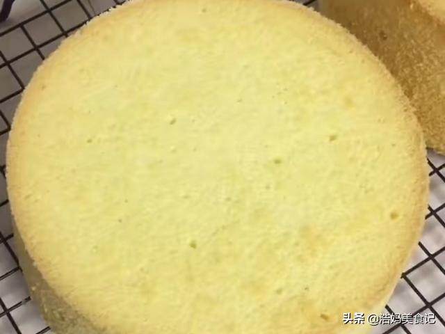 为什么制作海绵蛋糕面粉一放下去就不蓬松了，烘焙海绵蛋糕