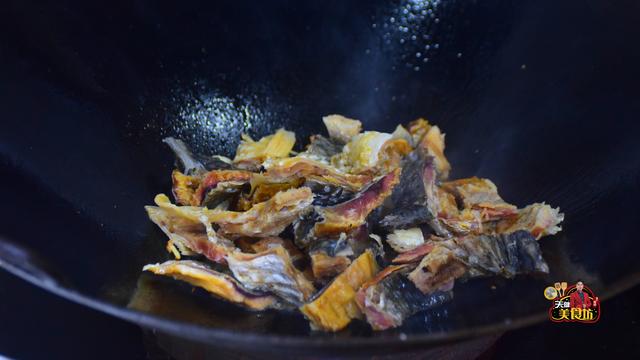 鱼干煮什么好吃，干辣椒炒腊鱼的做法